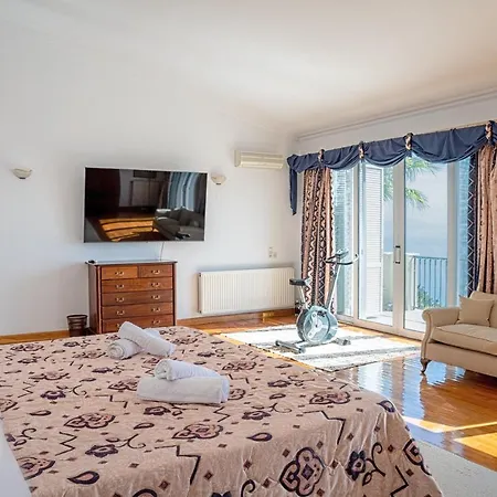 Grosse Sea And Mountains View * 가스투리온