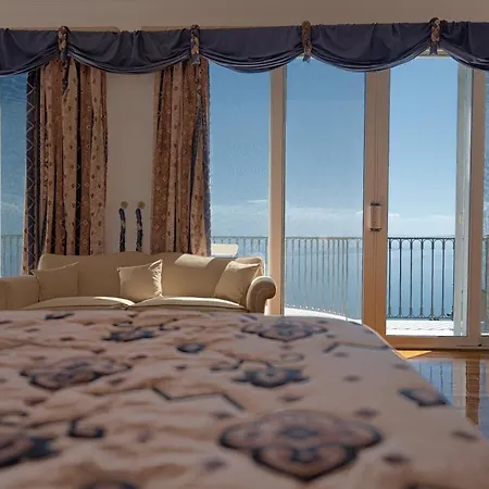 Grosse Sea And Mountains View * 가스투리온